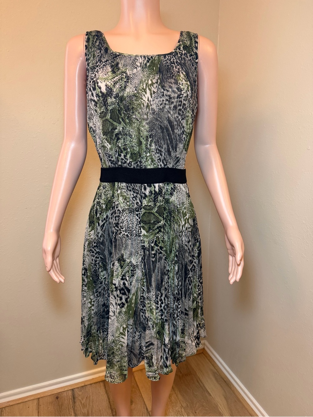 Peter Nygard Green and Black Printed Sleeveless Midi Dress